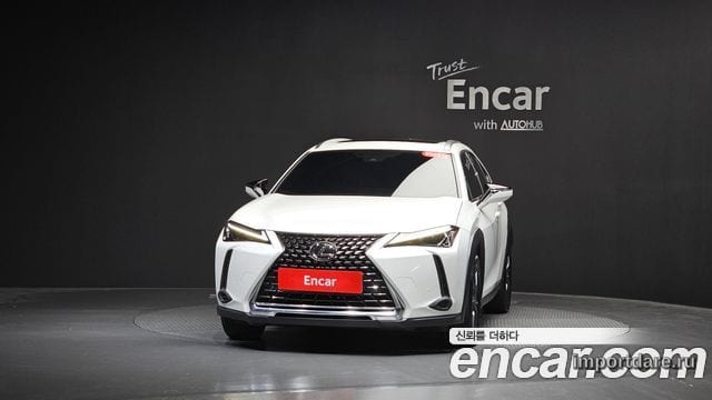 Lexus UX250H интерьер