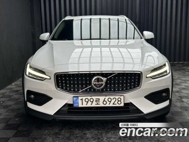 VOLVO V60 CROSS COUNTRY 2023 — 49 900 км, белый, Корея — под ключ — фото 1