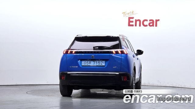 Peugeot E-2008 сзади