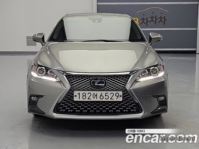 Lexus CT200H сбоку