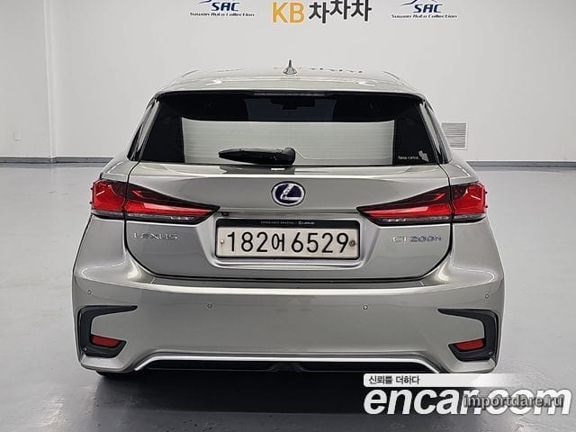 Lexus CT200H интерьер