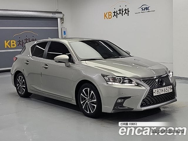 Lexus CT200H сзади
