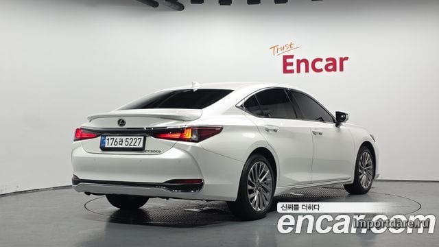 LEXUS ES300H 2026 — 10 900 км, белый, Корея — под ключ — фото 1