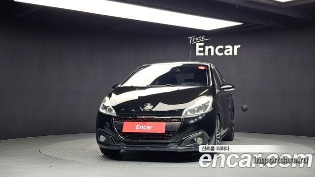 Peugeot 208 интерьер