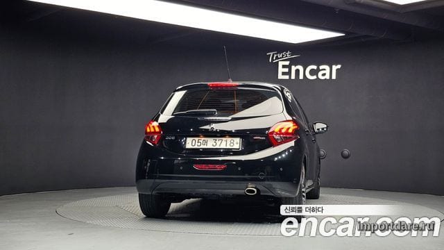 Peugeot 208 сзади