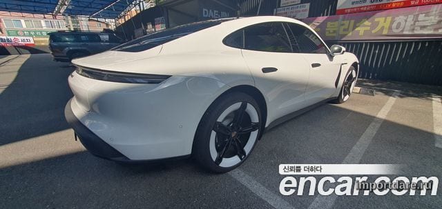 Porsche Taycan сбоку