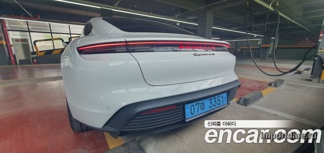 Porsche Taycan сзади