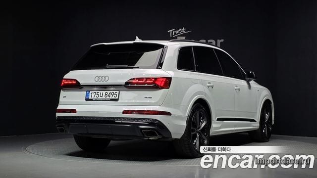 Audi Q7 сбоку
