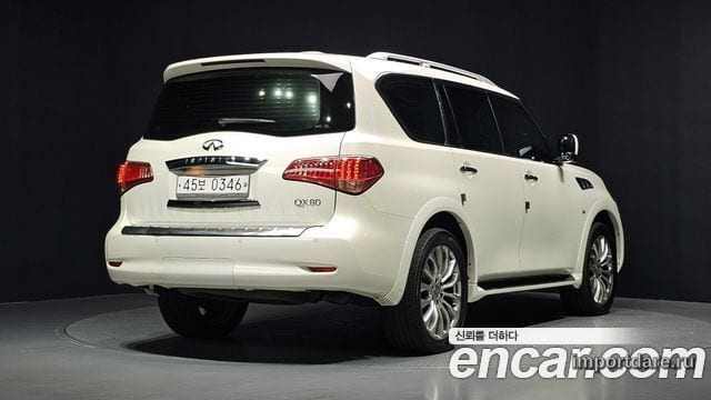 Infiniti QX80 сзади