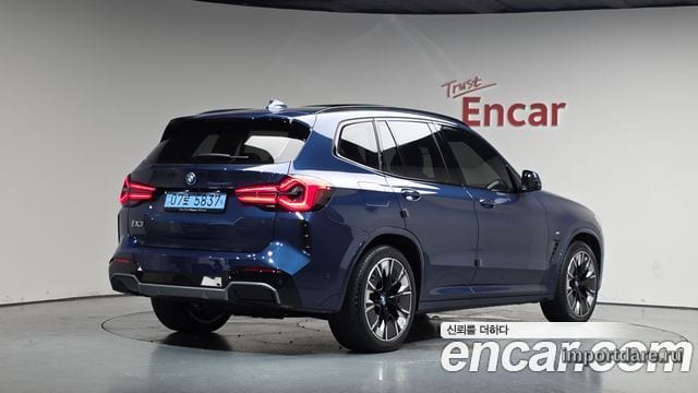 BMW IX3 спереди