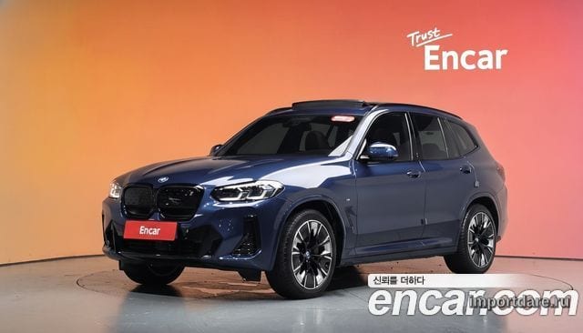 BMW IX3 сбоку