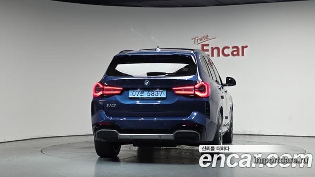 BMW IX3 сзади
