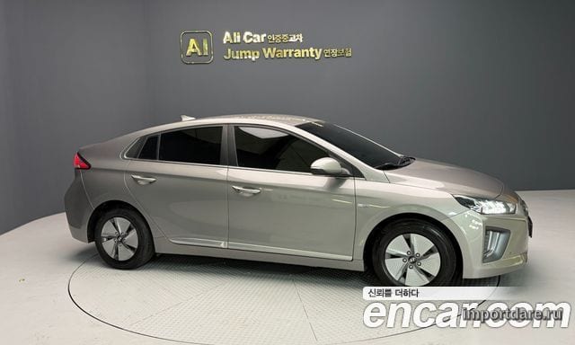 Hyundai Ioniq Hybrid сзади