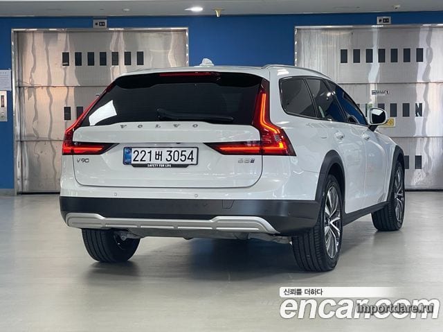 Volvo V90 сбоку