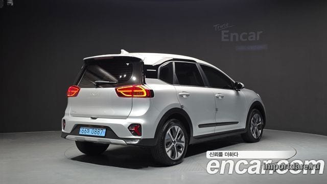 KIA NIRO PLUS 2024 — 27 067 км, серебристо-серый, Корея — под ключ — фото 2