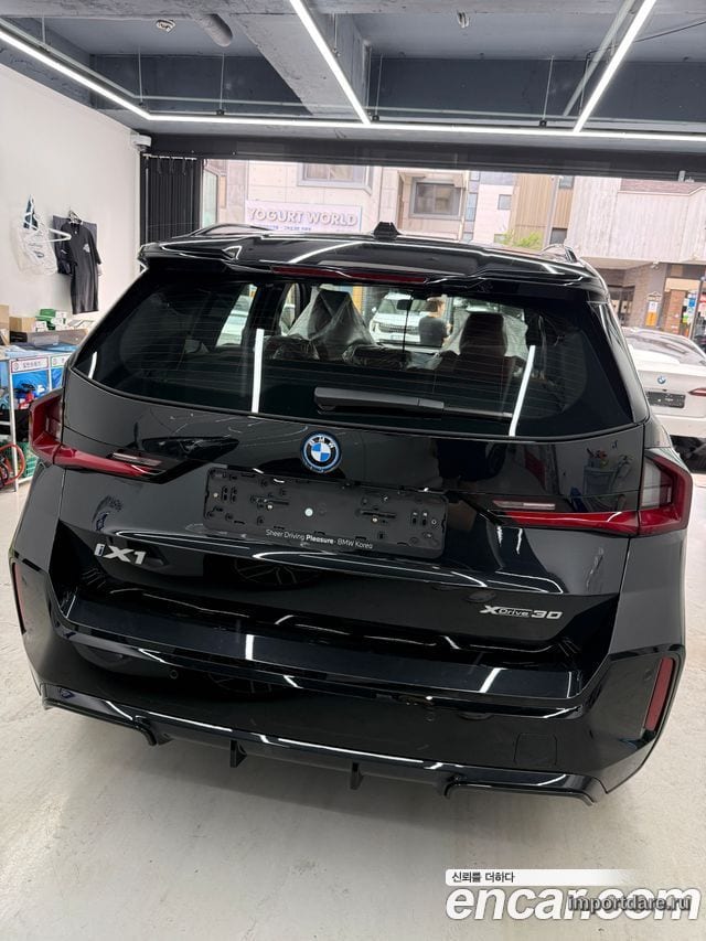BMW IX1 сзади