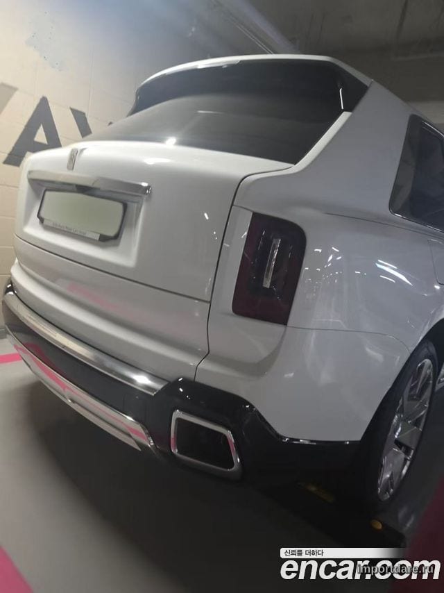 Rolls-royce Cullinan сбоку