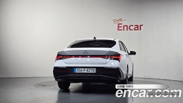 Hyundai Avante сзади