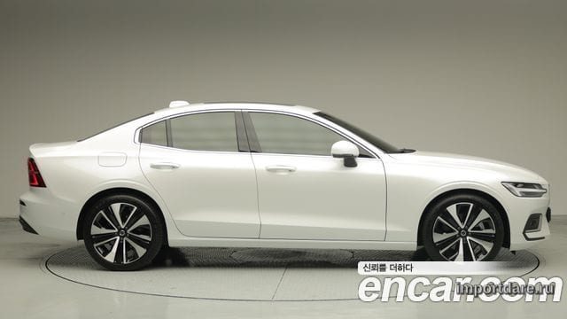 Volvo S60 сзади