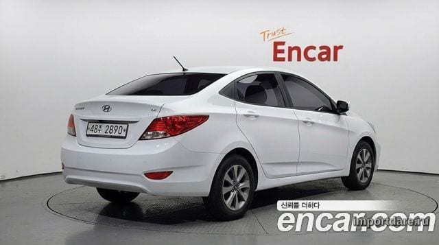 Hyundai Accent сбоку