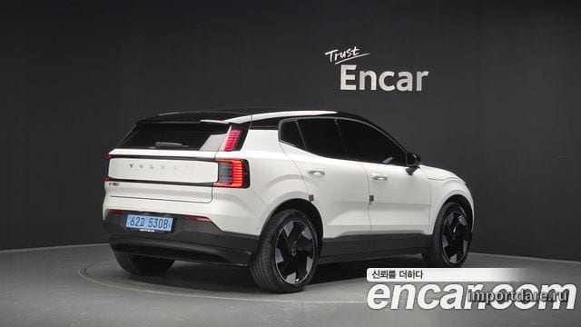 Volvo EX30 сбоку