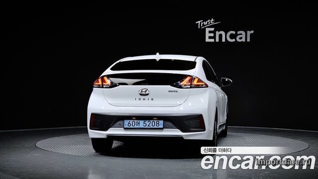 Hyundai Ioniq Electric сзади