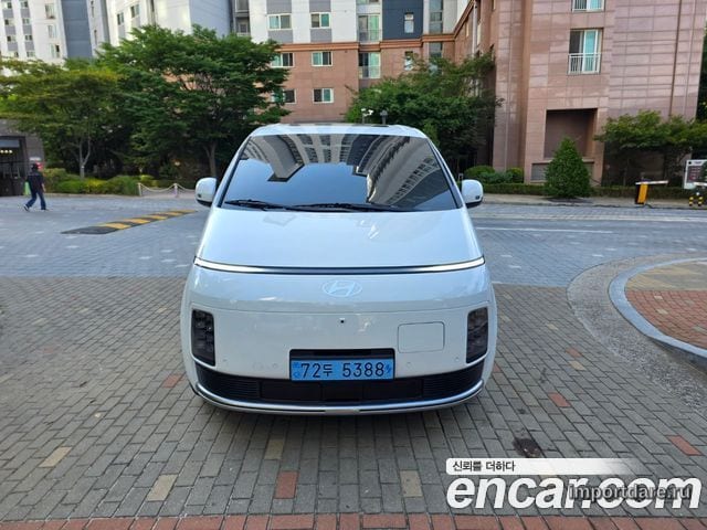 Hyundai Staria сбоку