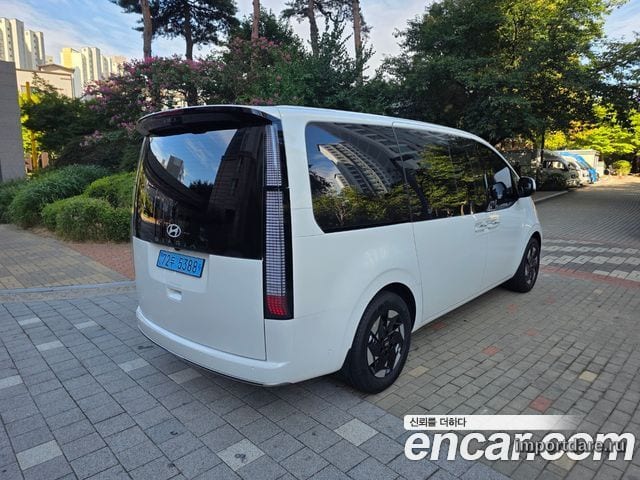 Hyundai Staria сзади