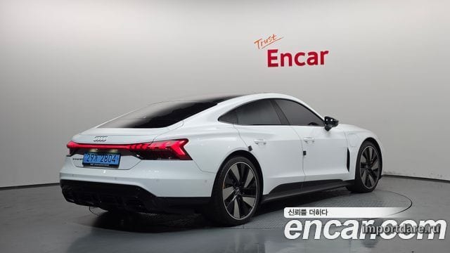Audi E-Tron сбоку