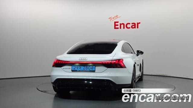 Audi E-Tron сзади