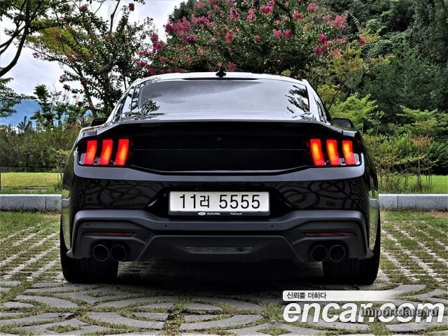 FORD Mustang сзади