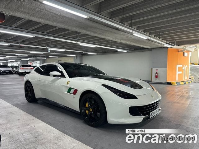 Ferrari GTC4 спереди