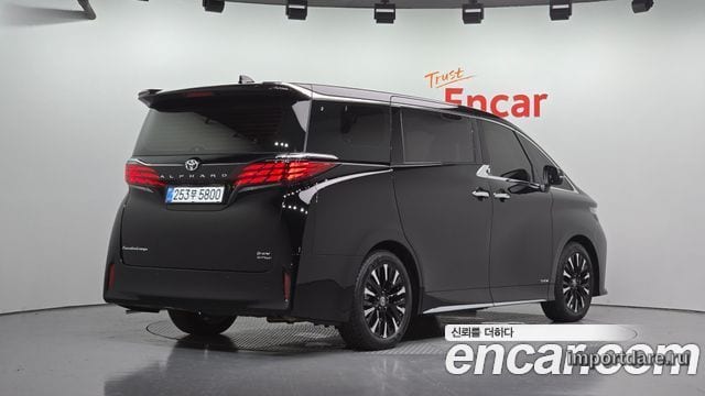 Toyota Alphard сбоку