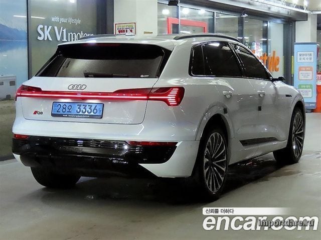 Audi Q8 E-Tron сзади