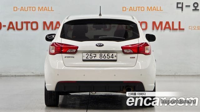 KIA FORTE HATCHBACK 2011 — 159 979 км, белый, Корея — под ключ — фото 2