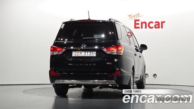 KGM Korando Turismo сзади