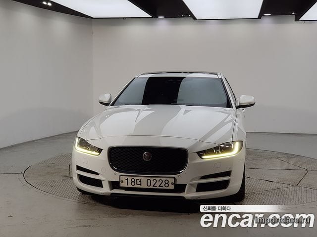 JAGUAR XE 2016 — 110 000 км, белый, Корея — под ключ — фото 1
