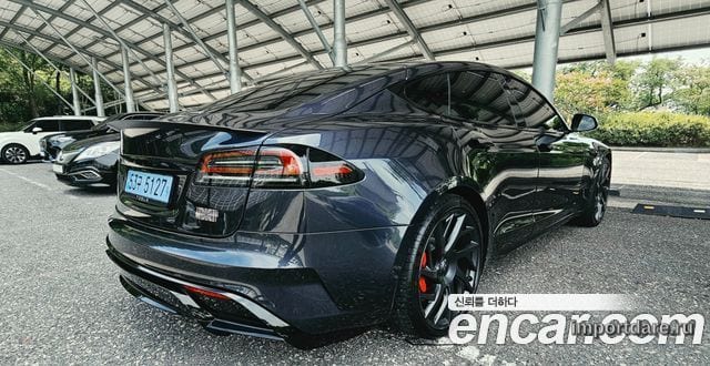 Tesla Model S сбоку