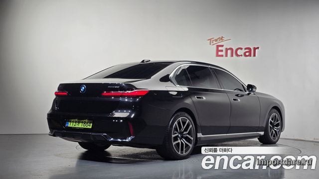 BMW I7 сбоку