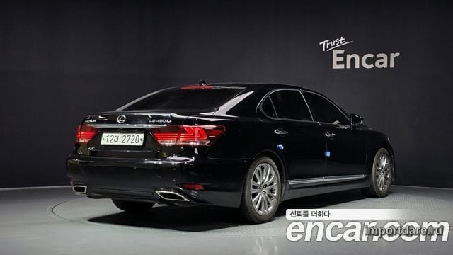 Lexus LS460L сбоку