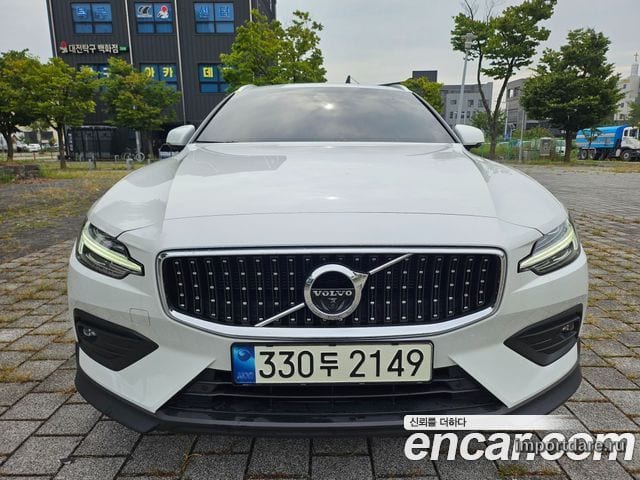 VOLVO V60 CROSS COUNTRY 2022 — 69 900 км, белый, Корея — под ключ — фото 1