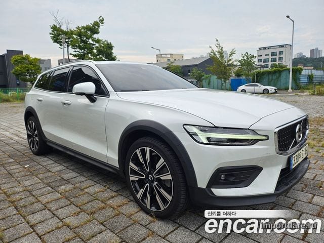VOLVO V60 CROSS COUNTRY 2022 — 69 900 км, белый, Корея — под ключ — фото 2