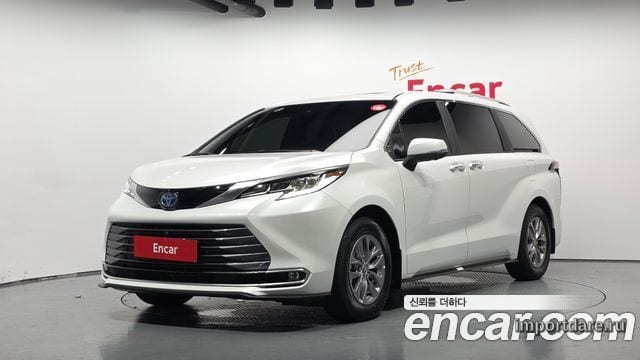 Toyota Sienna спереди
