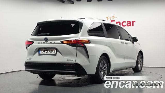 Toyota Sienna сбоку