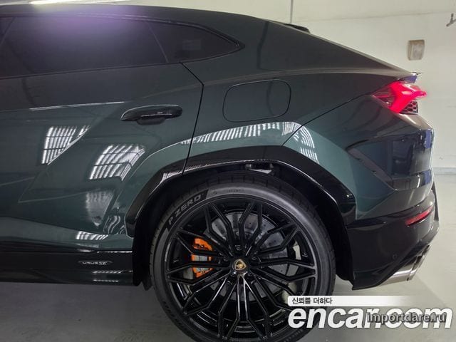 Lamborghini Urus сбоку