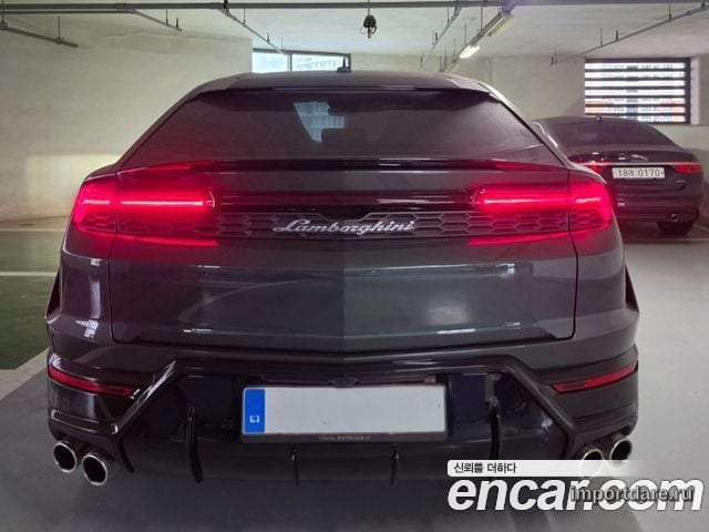 Lamborghini Urus сзади