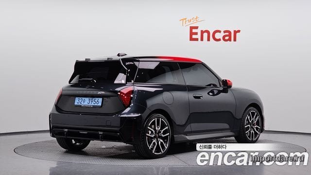 MINI Cooper Electric сбоку
