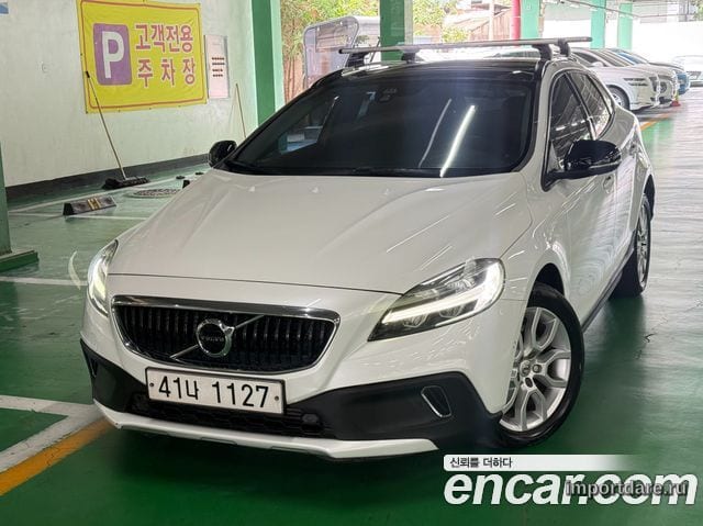 VOLVO V40 CROSS COUNTRY 2018 — 76 008 км, белый, Корея — под ключ — фото 1
