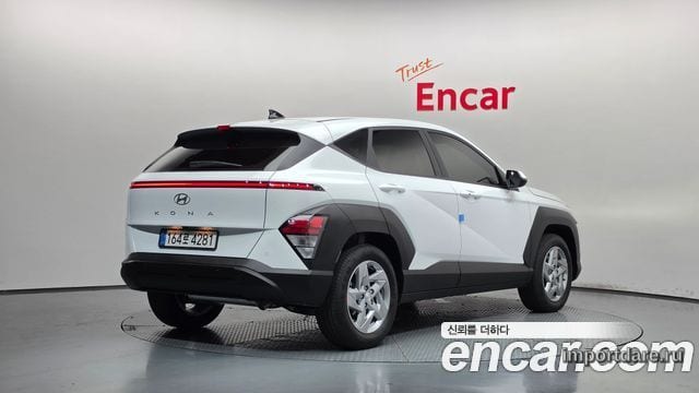 Hyundai Kona сбоку