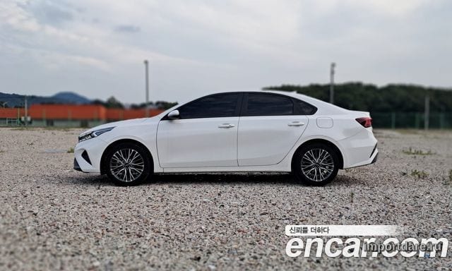 Kia K3 сбоку